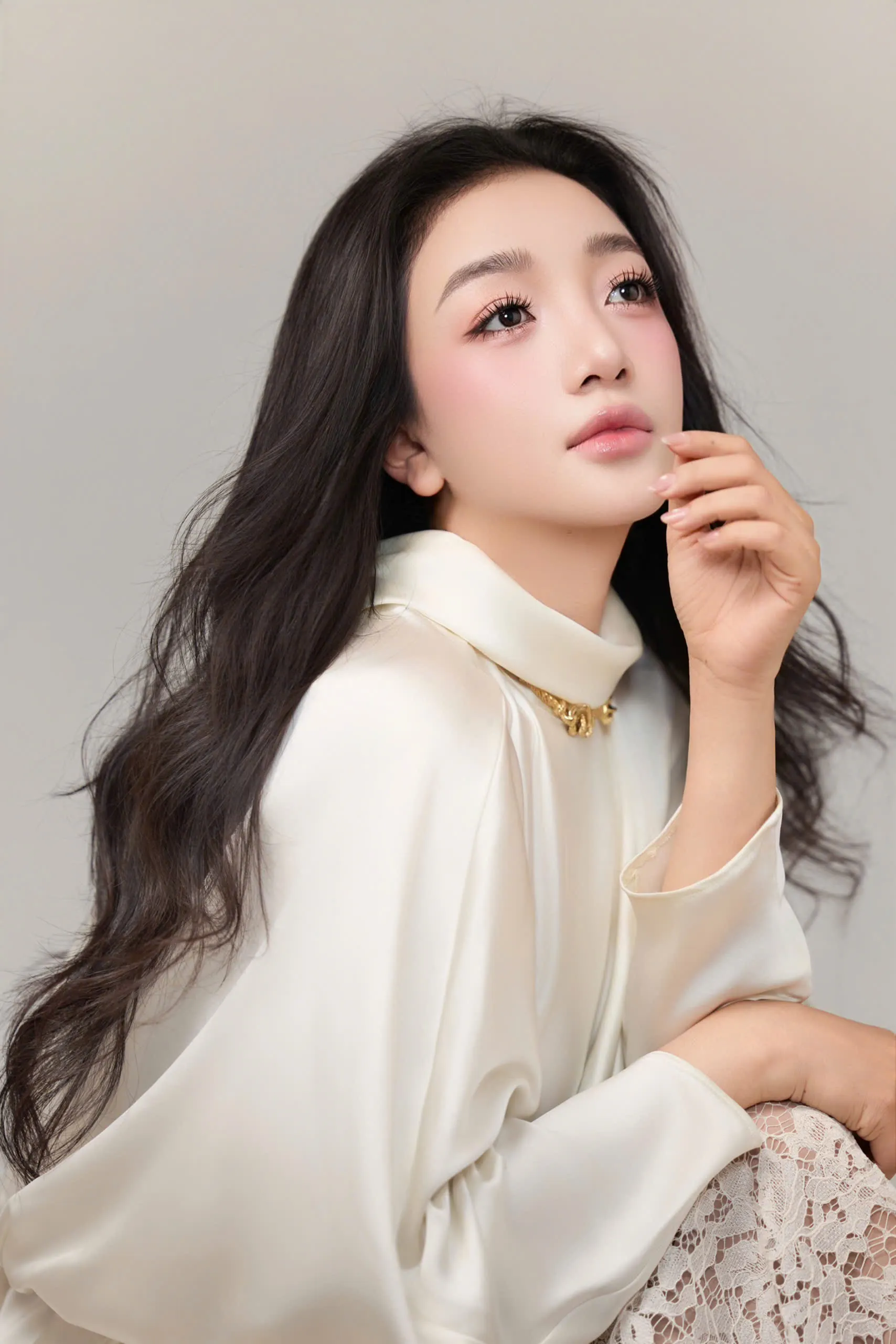 Phạm Thu Hà với lối hát tinh tế, phục sức tinh tế và biểu cảm thu hút người xem.