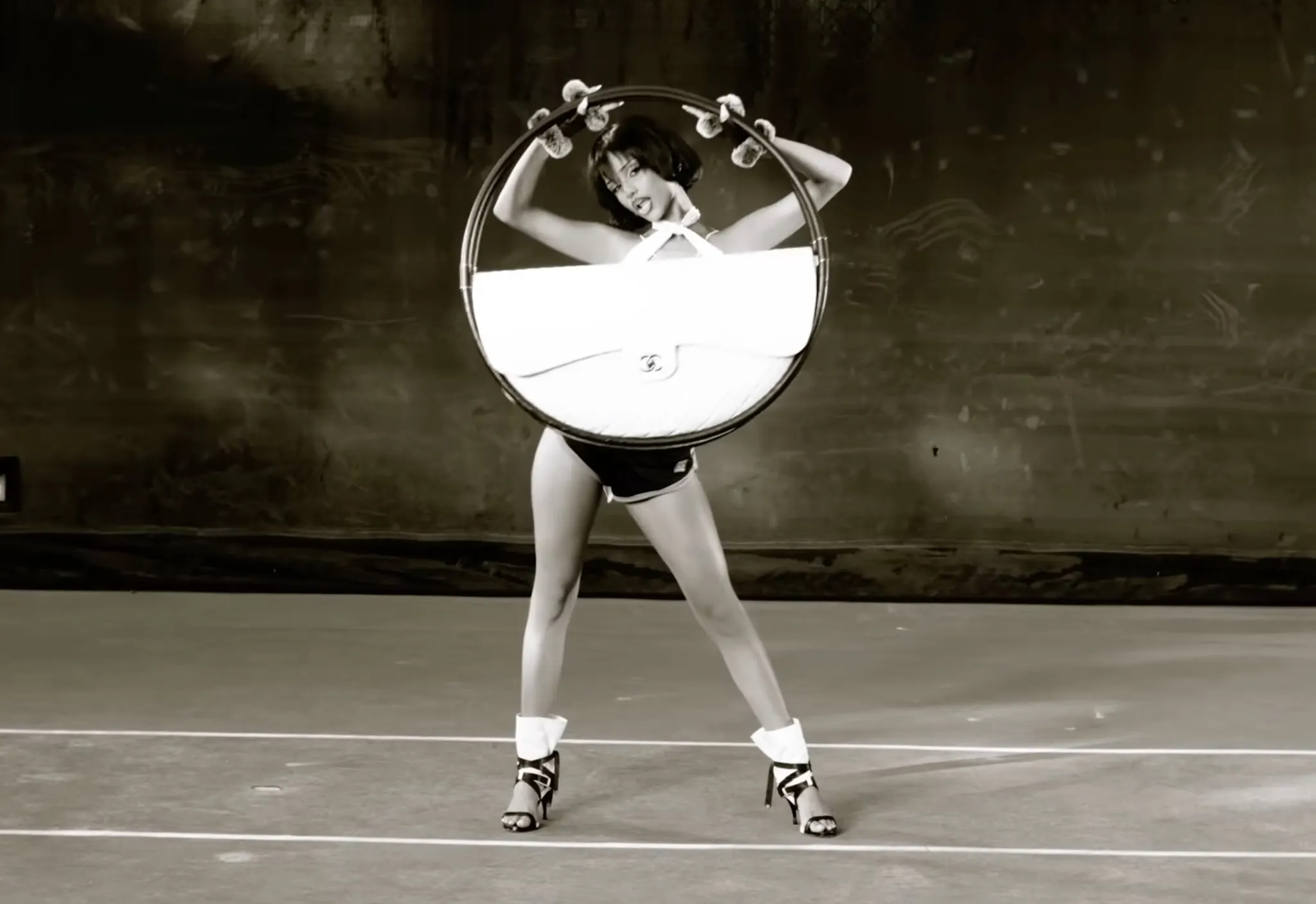 Ca sĩ Tyla và chiếc túi Hula Hoop trong MV mới.