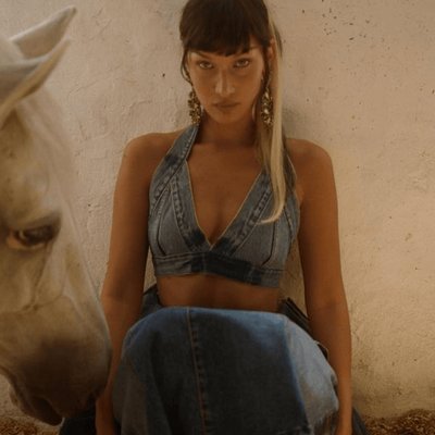 xu hướng váy maxi denim trên sàn diễn thời trang