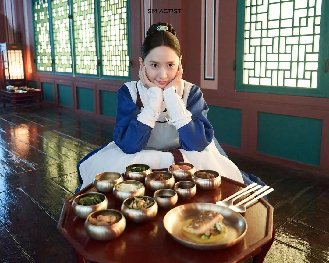 Yoona tự tay nấu các món ăn trong ngự trù của bạo chúa.