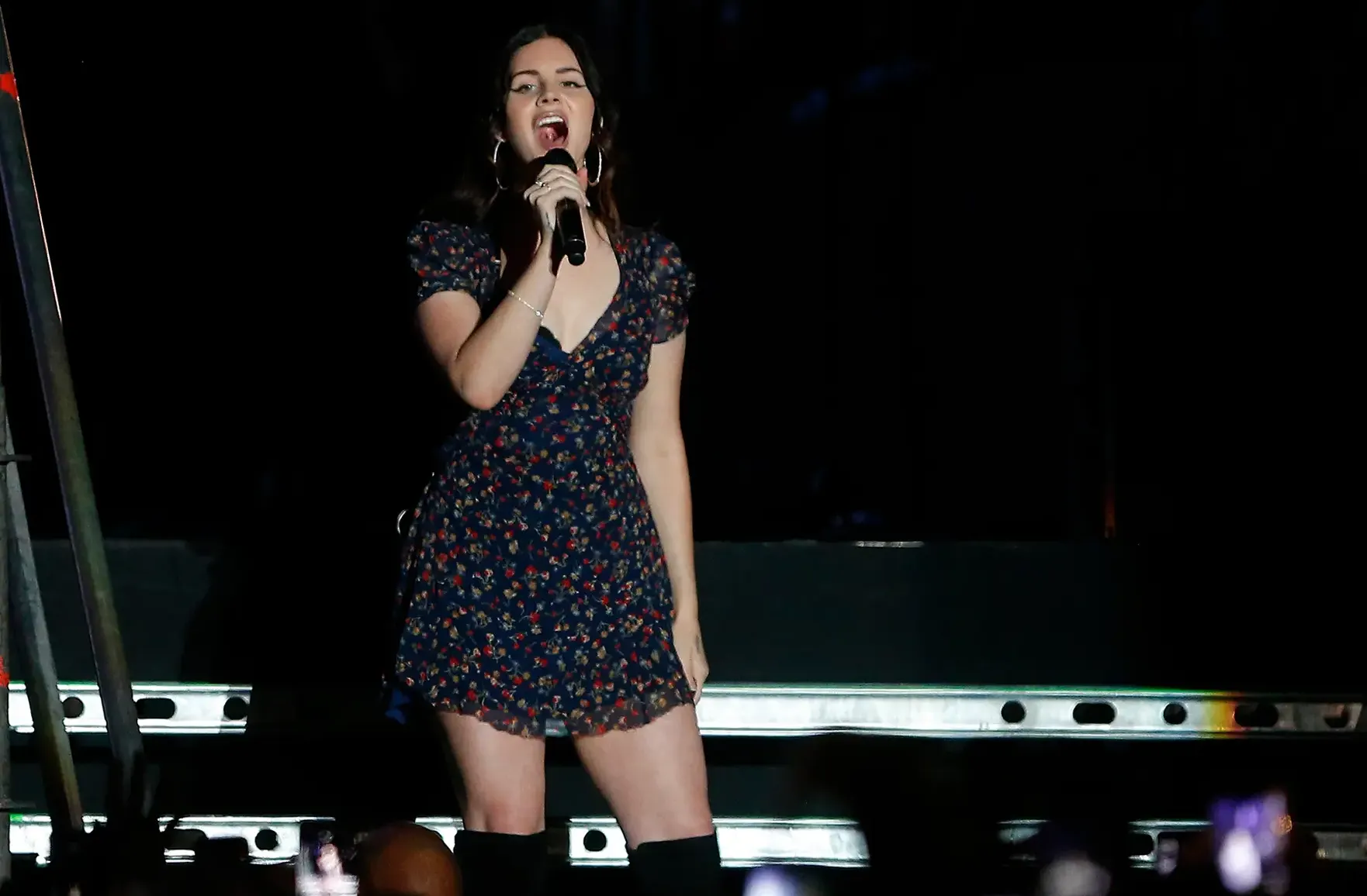 Lana Del Rey diện váy hoa nhí trong buổi concert  