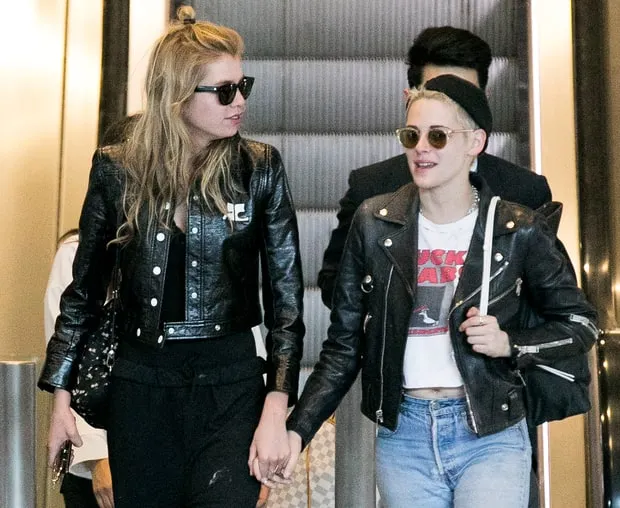 Hình ảnh thân mật của Stella Maxwell và Kristen Stewart tại sân bay