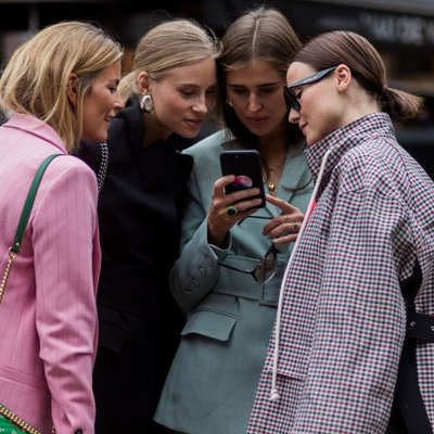 fashionsita sử dụng điện thoại