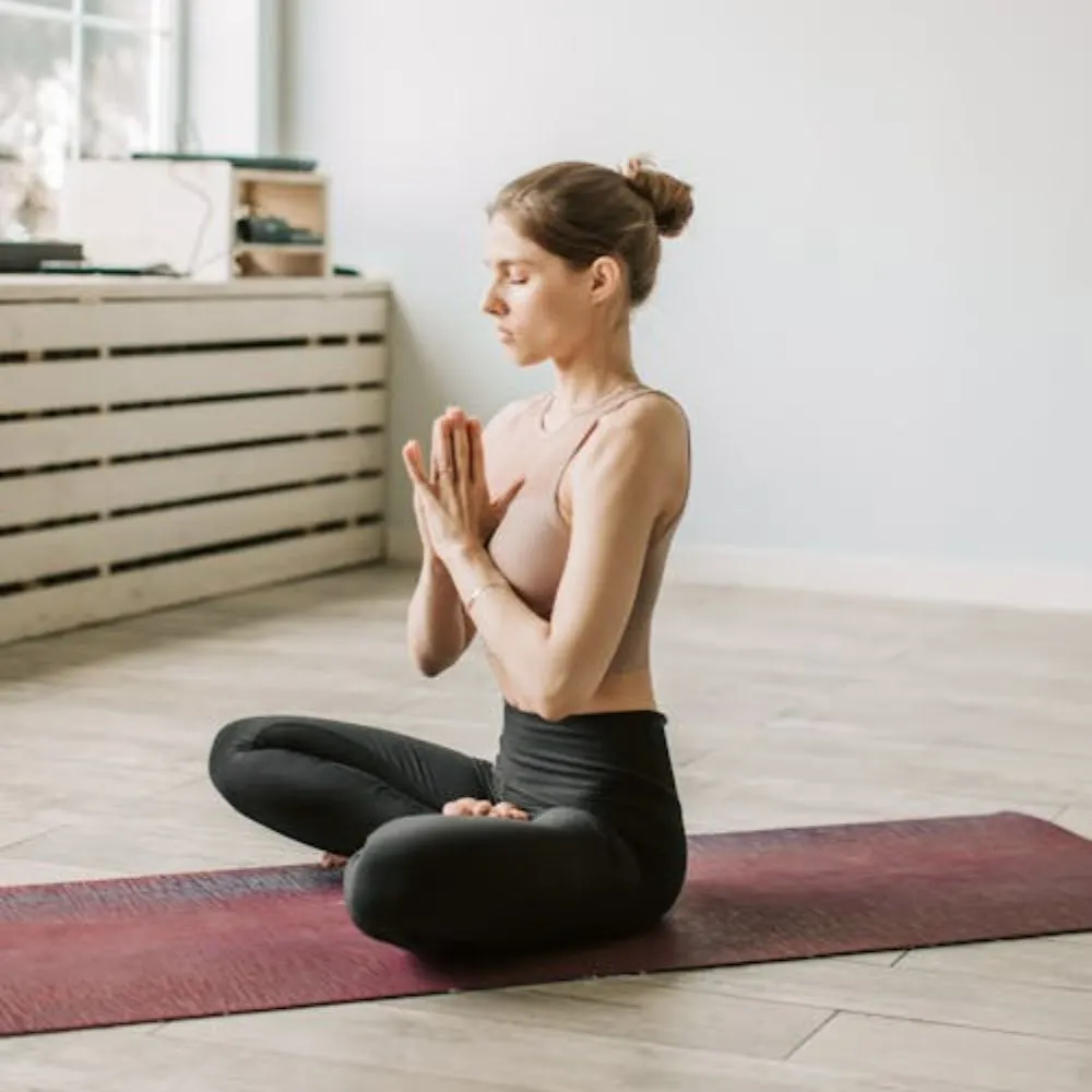 cô gái tập yoga duy trì lối sống lành mạnh