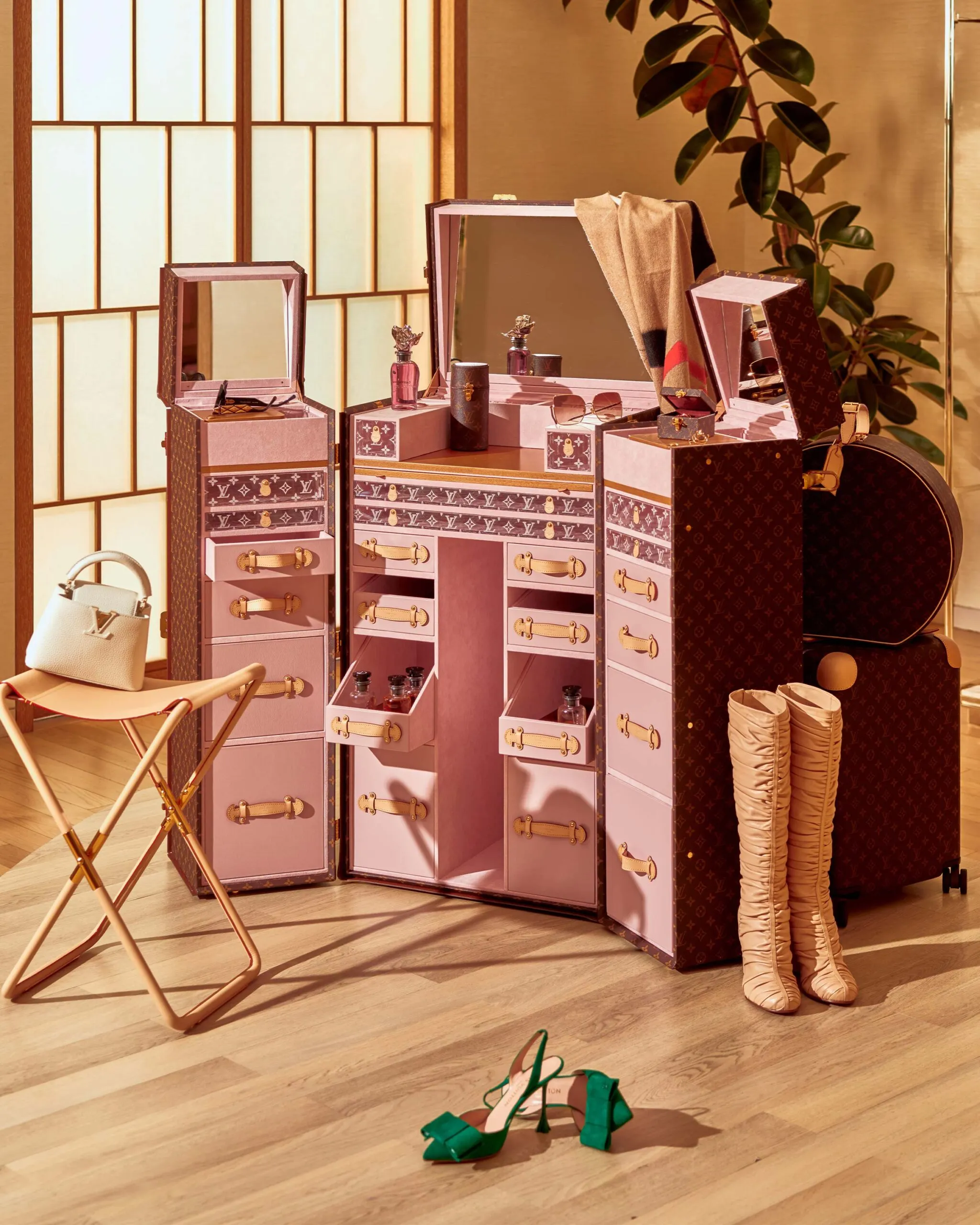 rương Malle Coiffeuse Louis Vuitton kết hợp với nghệ nhân Takashi Murakami