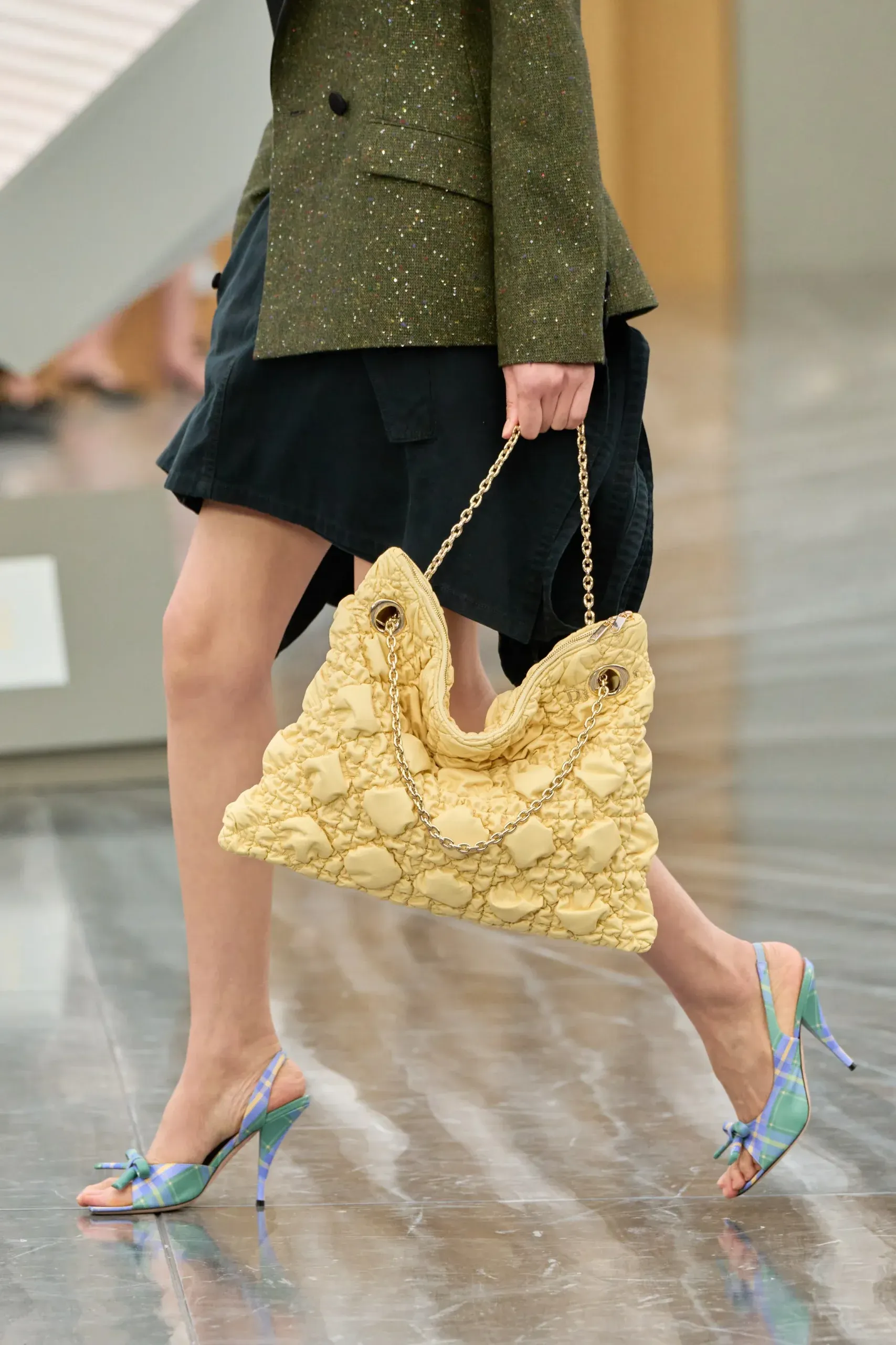 túi xách chần bông vàng BST Dior SS26