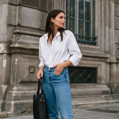 harper and harley mặc áo sơmi trắng và quần jeans 2