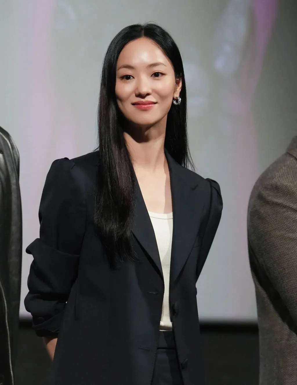 Bộ suit đơn giản của Jeon Yeo-bin