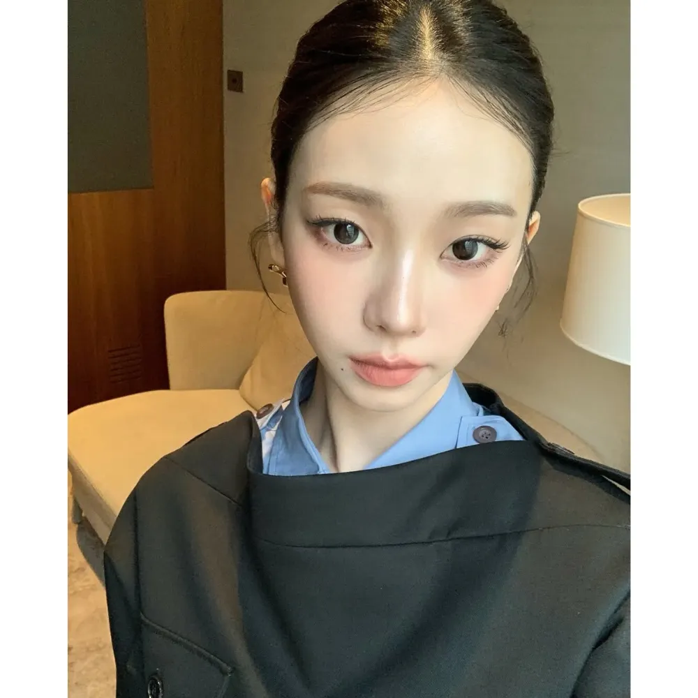 Karina chụp ảnh selfie