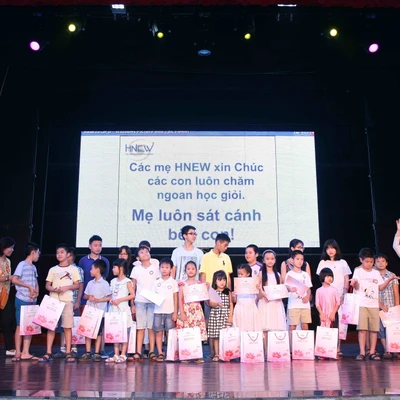 Các con đạt danh hiệu học sinh giỏi năm học 2014 – 2015 nhận quà từ “các mẹ” HNEW.