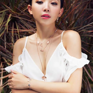Là một trong những “fashionista” đi đầu của V-biz, Tóc Tiên không thể bỏ qua xu hướng mix & match trang sức mới