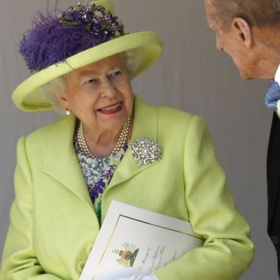 Nữ hoàng Elizabeth mặc trang phục nổi bật trong đám cưới công nương Meghan Markle