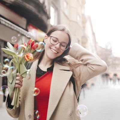 yêu bản thân cô gái cầm hoa