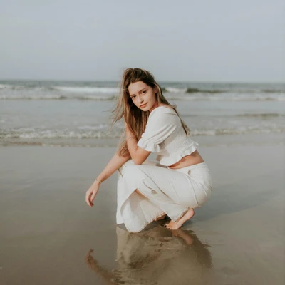 cô gái ngồi giữa biển