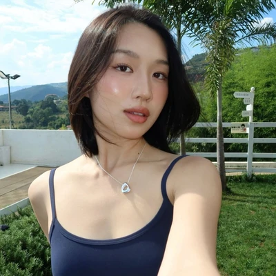 cô gái với làn da bóng khỏe dưới nắng