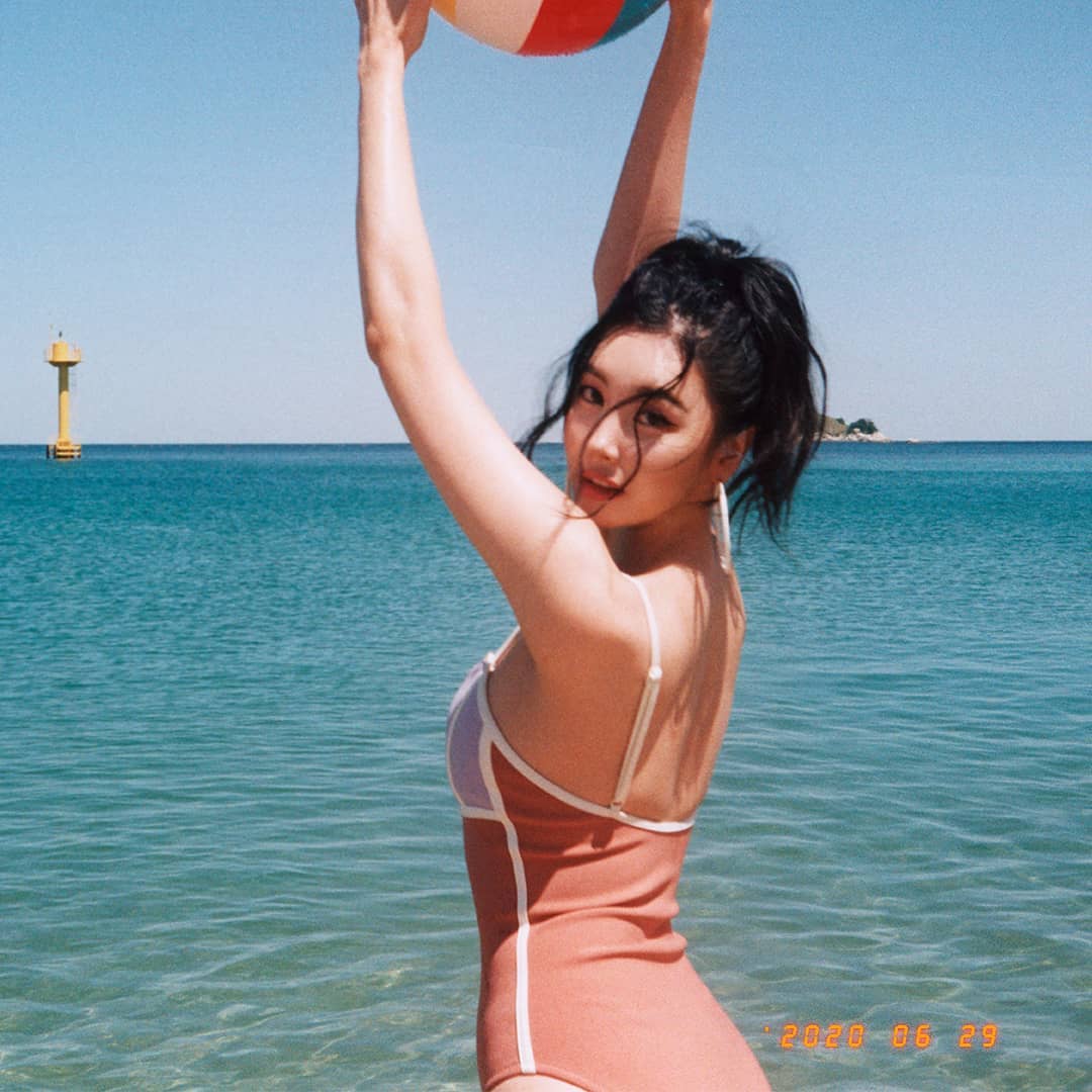 phối đồ bikini một mảnh màu cam