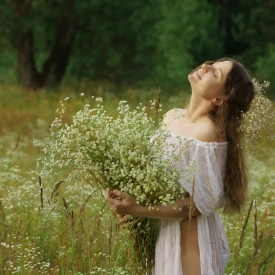 cô gái cung hoàng đạo ôm hoa ngước mặt lên trời