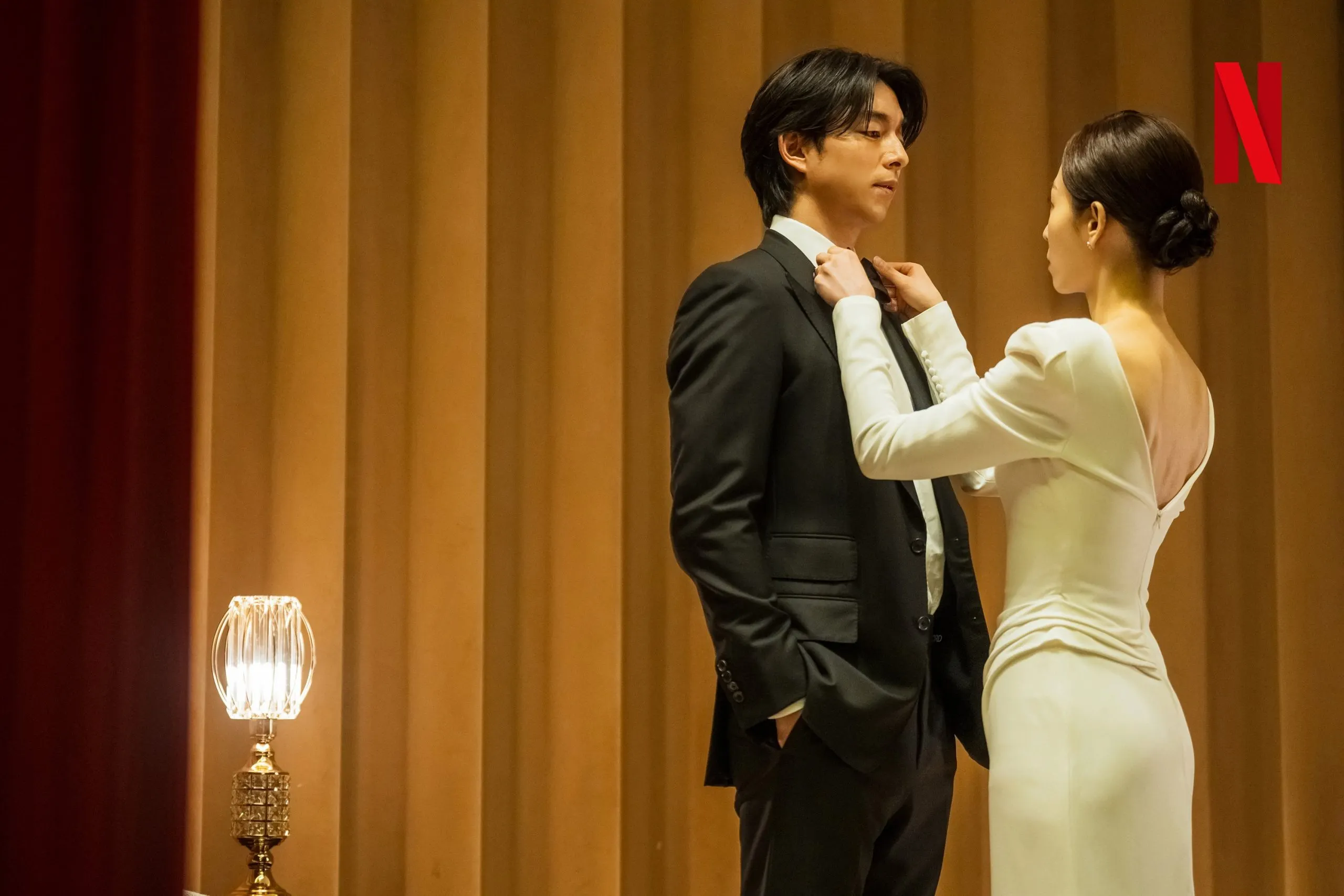 Đầm xẻ lưng gợi cảm của nữ chính The Trunk