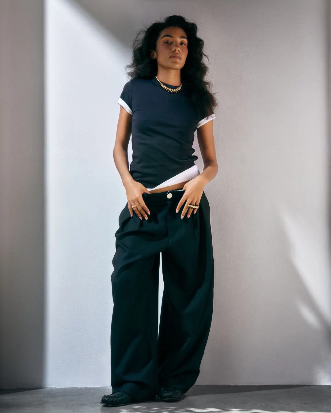 Olivia Dean đeo trang sức Clash de Cartier