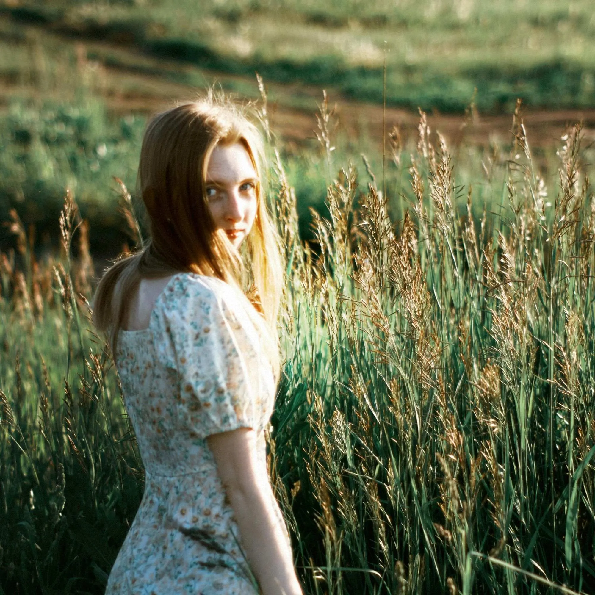 Cô gái tóc vàng hướng nội