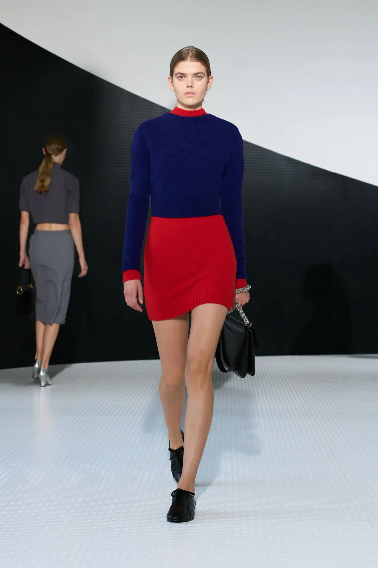 Jil Sander dưới sự dẫn dắt của Simone Bellotti tiếp tục đào sâu chủ nghĩa tối giản, nhưng theo hướng mang tính chiêm nghiệm và khái niệm hơn.