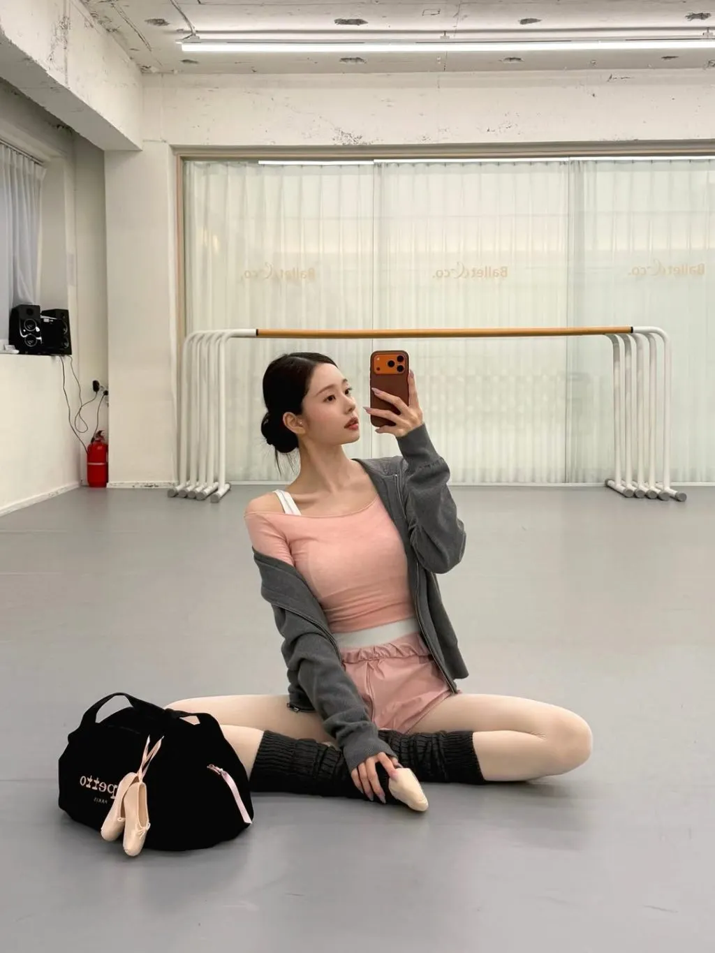 Set yoga pastel kết hợp áo cardigan mềm, tạo outfit cuối tuần thoải mái nhưng vẫn đầy tính thời trang.