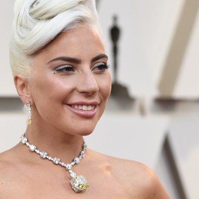 Nữ ca sĩ Lady Gaga “chiếm sóng” Oscar 2019 với phụ kiện vòng cổ kim cương đắt giá 2