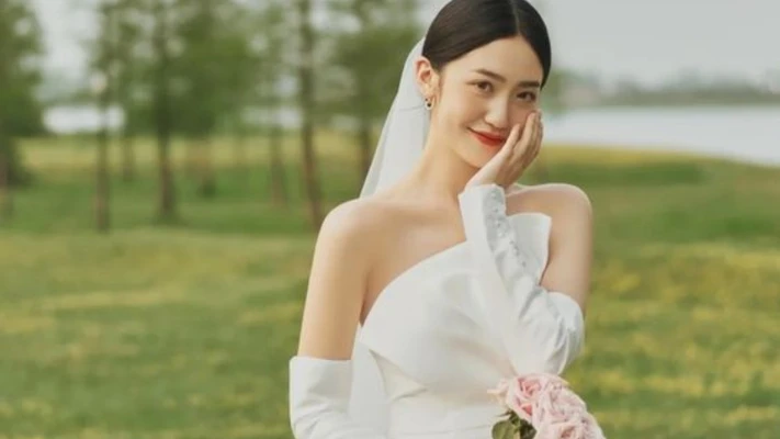 Cài hoa tươi lên mái tóc cô dâu