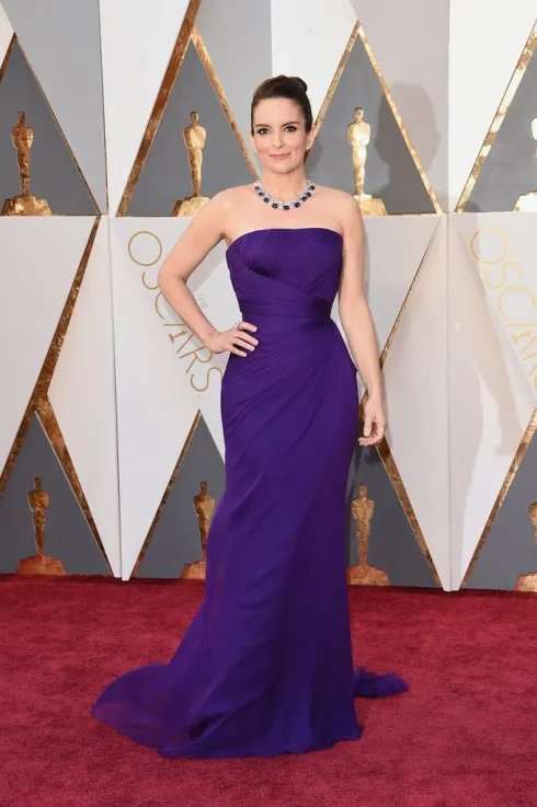 Tina Fey trong chiếc đầm quây màu tím của Atelier Versace và trang sức Bulgari