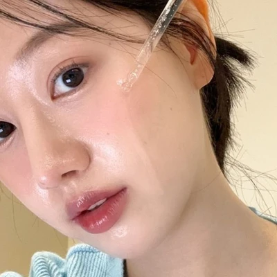 cô gái thoa serum collagen