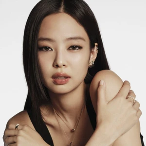 Jennie diện trang sức Chanel