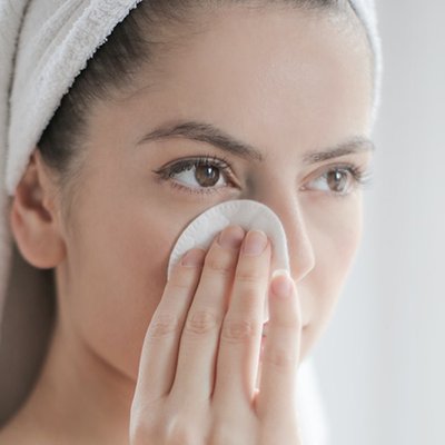Bông tẩy trang (cotton pads) - loại nào đáng để phái đẹp đầu tư?