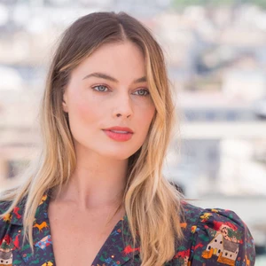 Margot Robbie cách chăm da kỳ lạ