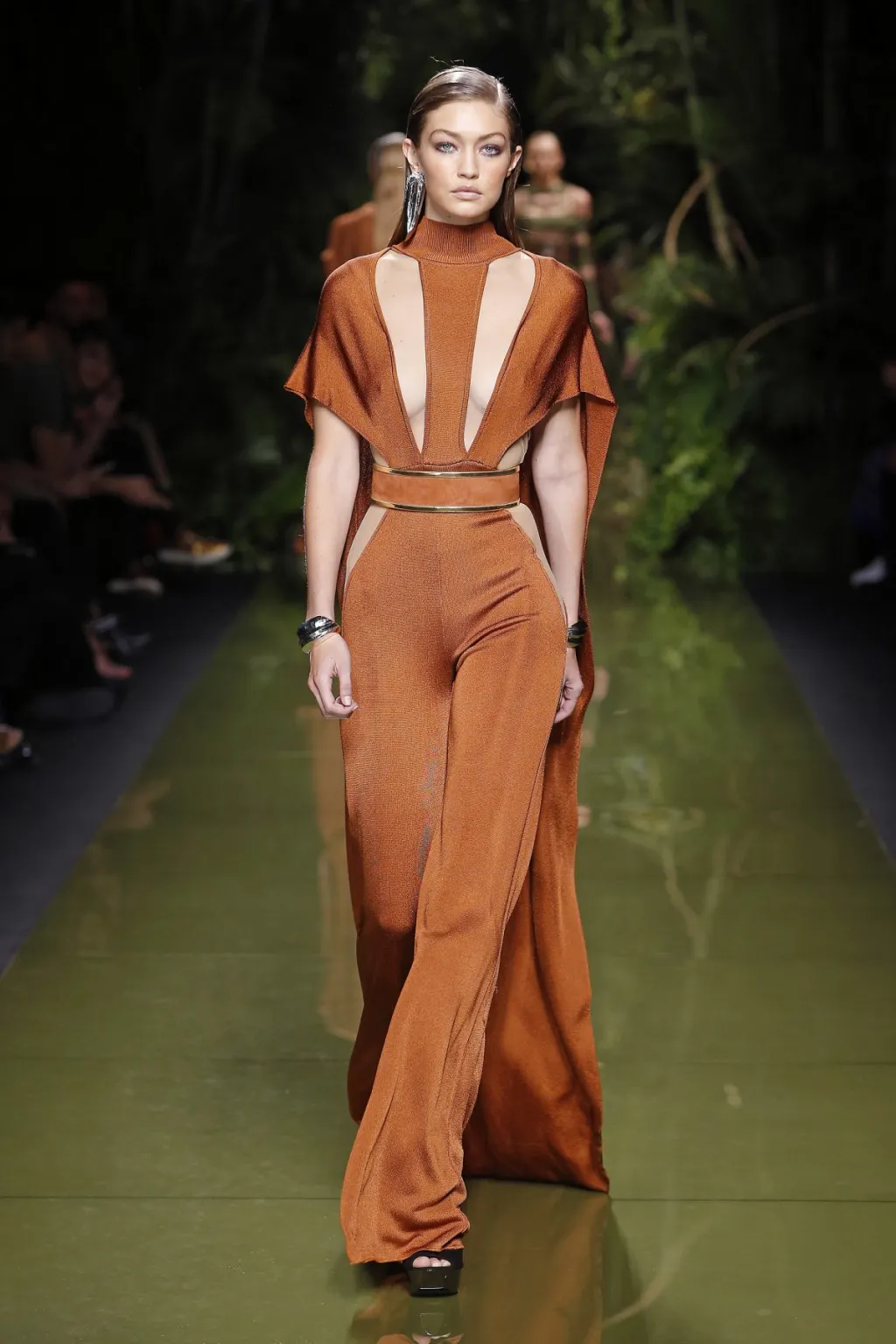 Gigi Hadid trong thiết kế jumpsuits cutout táo bạo từ Balmain