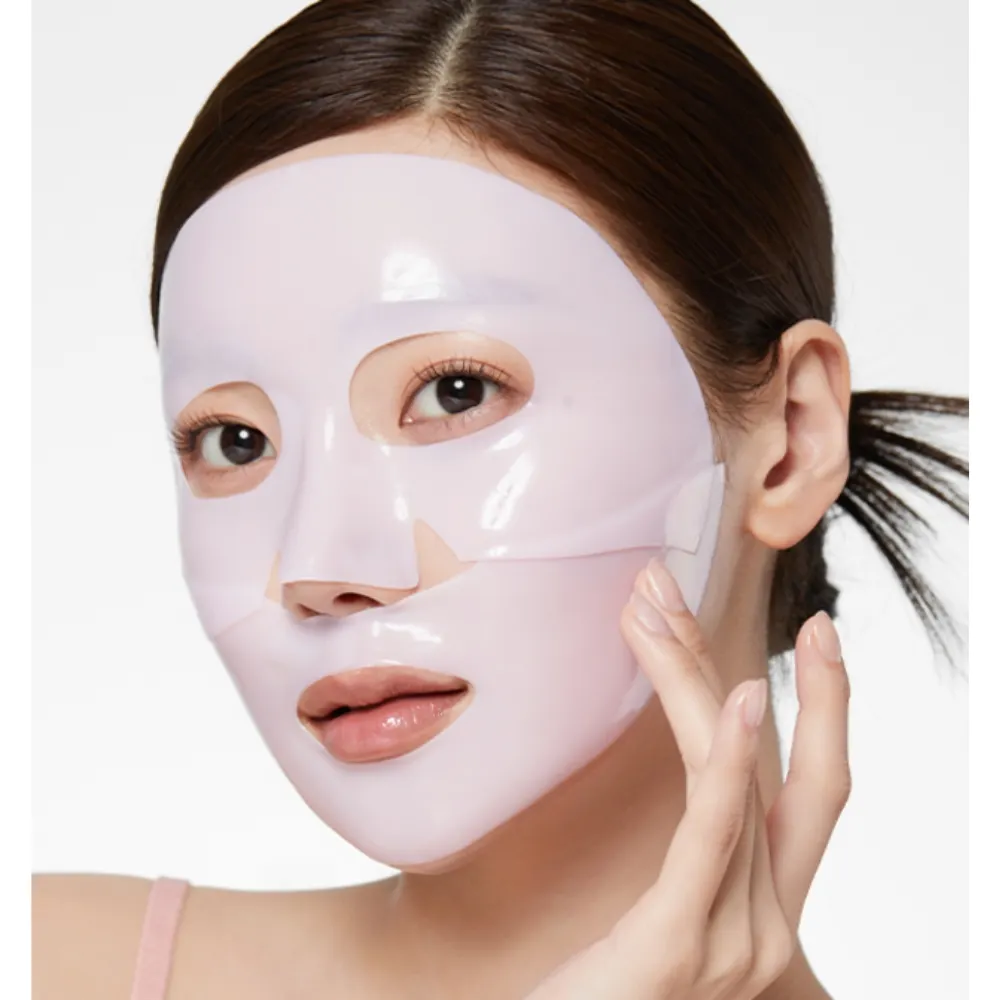 Cô gái đắp mặt nạ dạng thạch chứa PDRN.