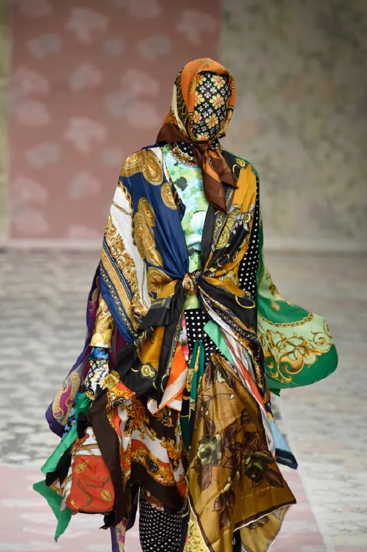 ELLE-Việt-Nam-Nữ-hoàng-Elizabeth-bất-ngờ-xuất-hiện-tại-show-của-NTK-Richard-Quinn-tại-London-Fashion-Week-2 ELLE-Việt-Nam-Nữ-hoàng-Elizabeth-bất-ngờ-xuất-hiện-tại-show-của-NTK-Richard-Quinn-tại-London-Fashion-Week-2