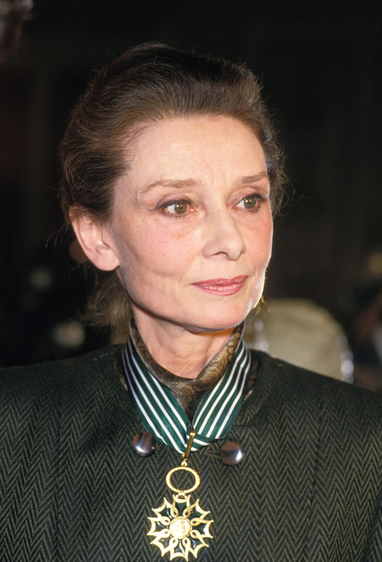 Hepburn vẫn sở hữu làn da hồng hào ở tuổi ngoài 60. 