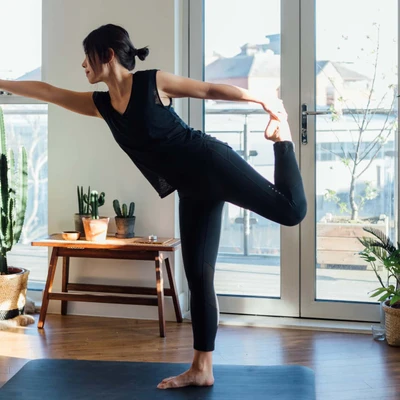 Cô gái tập yoga