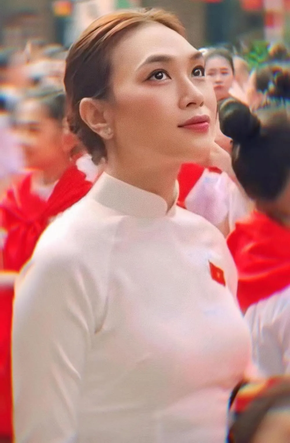 Mỹ Tâm diện áo dài trắng, trang điểm nhẹ nhàng, mái tóc búi gọn gàng, ánh mắt rạng rỡ trong lễ kỷ niệm Quốc khánh 2/9.