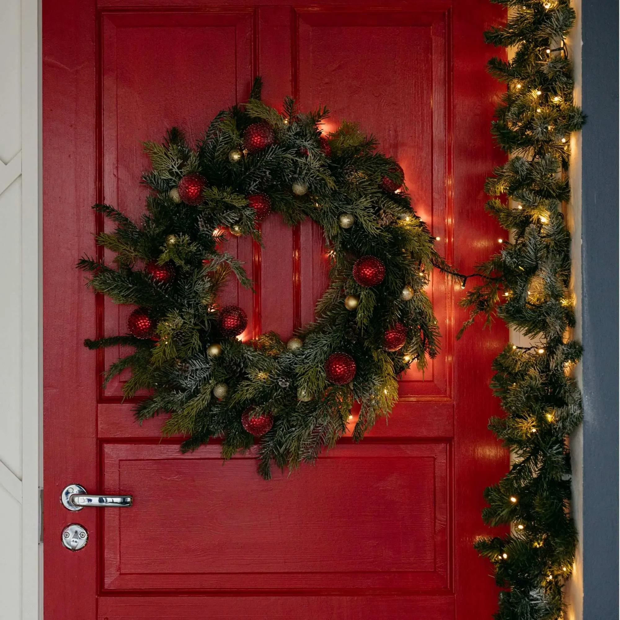 Vòng hoa được treo trên cửa màu <mark class=