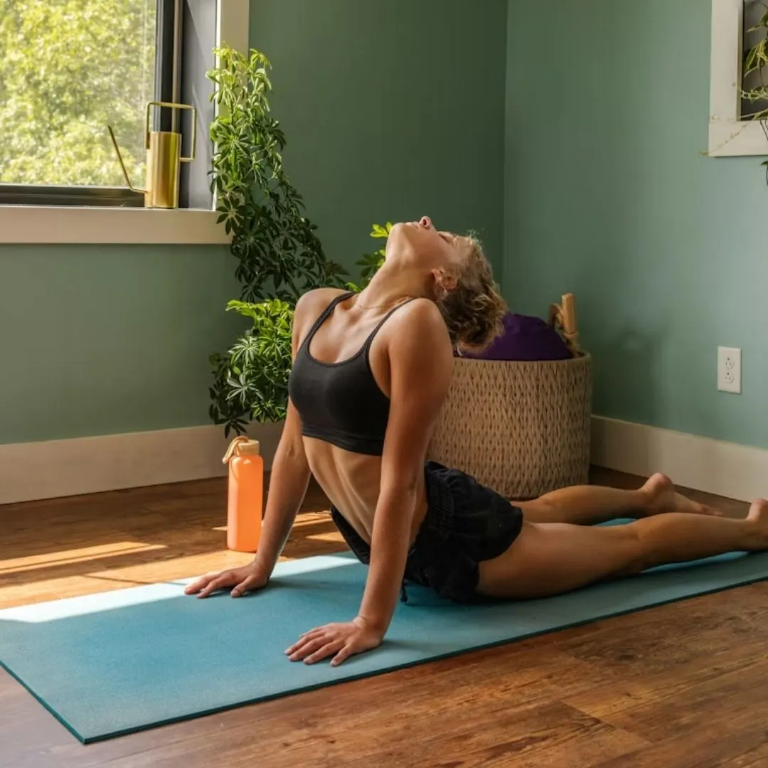 cô gái đang tập yoga tư thế rắn hổ mang