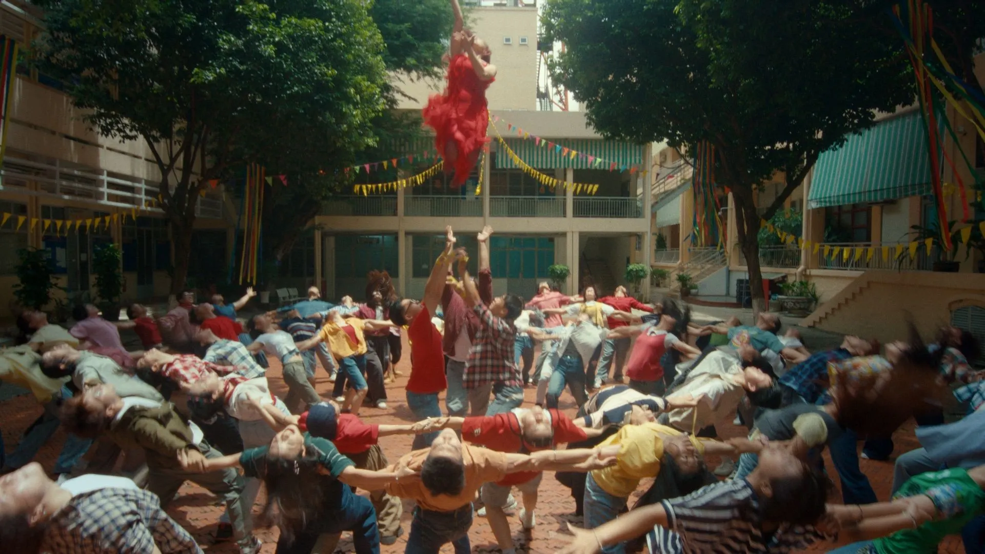 đại cảnh trường nhân văn trong phim cảm ơn người đã thức cùng tôi