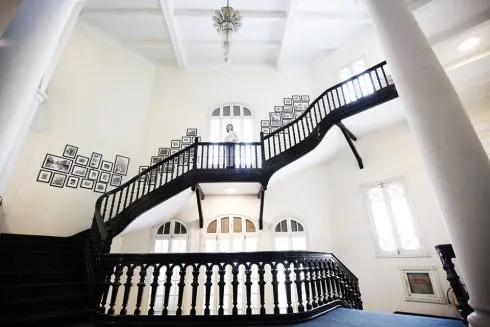 Sảnh khách sạn được mở rộng, số tầng cũng được nâng lên thành 3 tầng, với tổng số 80 phòng nhưng vẫn giữ được những nét đặc trưng vốn có của công trình cổ đầu thế kỷ 20. 