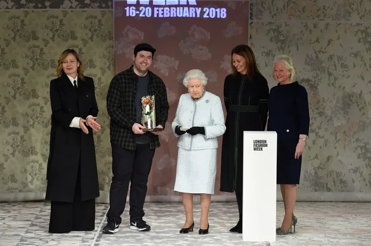 ELLE-Việt-Nam-Nữ-hoàng-Elizabeth-bất-ngờ-xuất-hiện-tại-show-của-NTK-Richard-Quinn-tại-London-Fashion-Week-1 ELLE-Việt-Nam-Nữ-hoàng-Elizabeth-bất-ngờ-xuất-hiện-tại-show-của-NTK-Richard-Quinn-tại-London-Fashion-Week-1