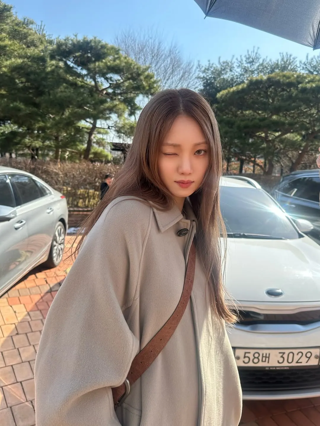 Áo blazer phom rộng – lựa chọn quen thuộc của nhân vật.

