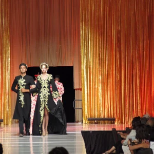 BST Vương Triều của Nhà thiết kế Võ Việt Chung trình diễn tại Mỹ