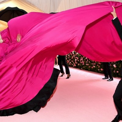 Thảm đỏ Met Gala 2019 - Lady Gaga “thay đồ” ngay trên thảm đỏ, Celine Dion khuấy động với váy tua rua
