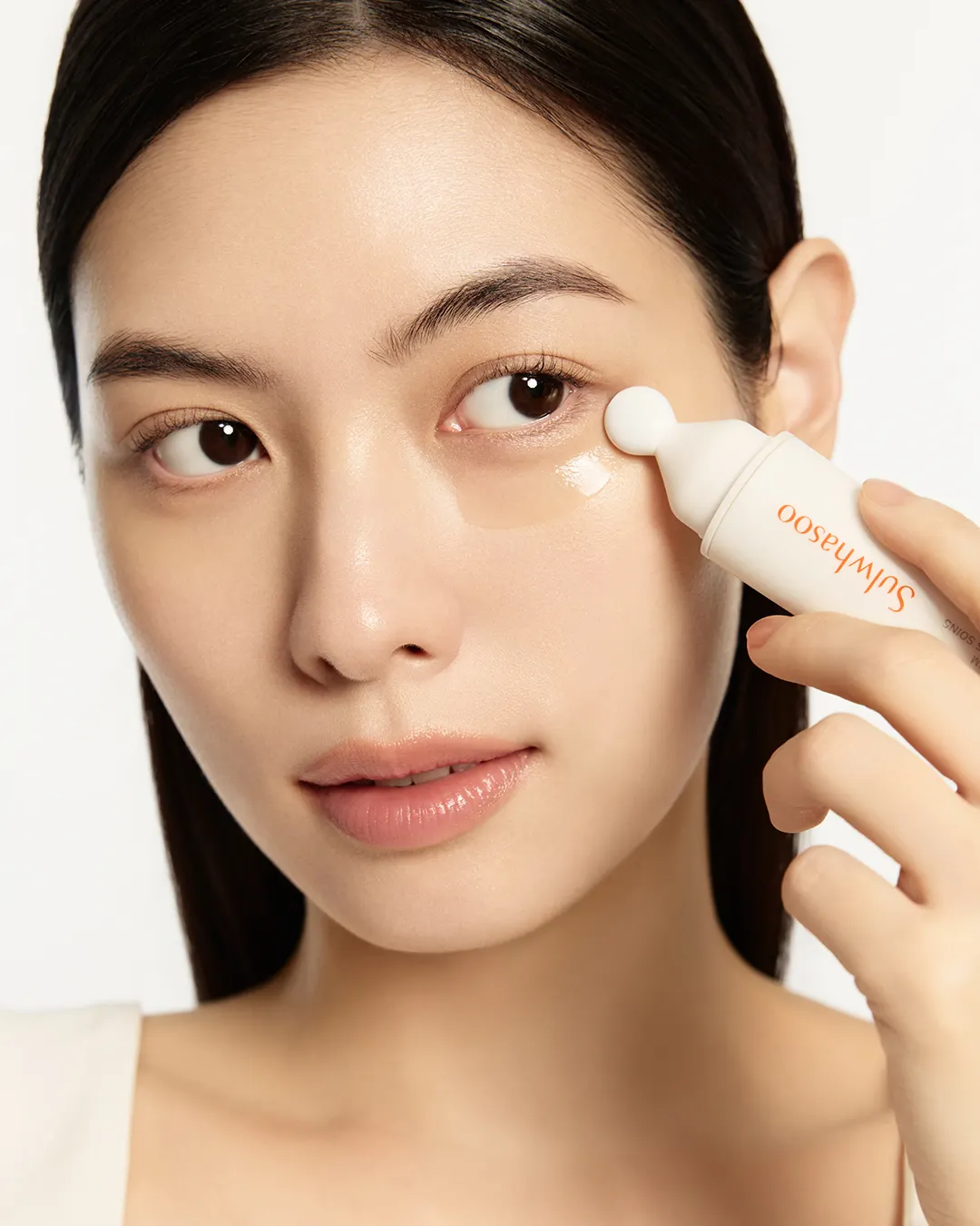 cô gái dùng kem dưỡng mắt