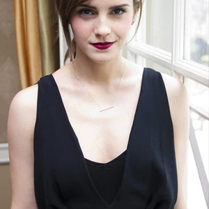 Emma Watson nối gót Angelina Jolie trên con đường chính trị