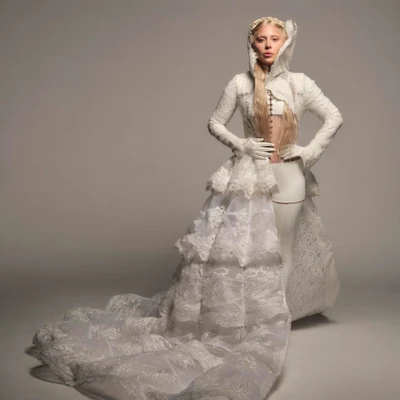 lady gaga trong trang phục MV abracadabra